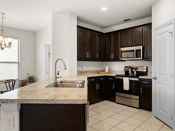 4th image of 209 Emerald Creek Dr