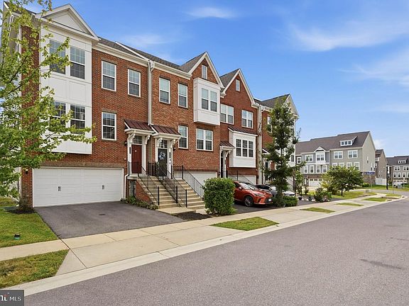 3rd image of 8326 Meadowood Dr