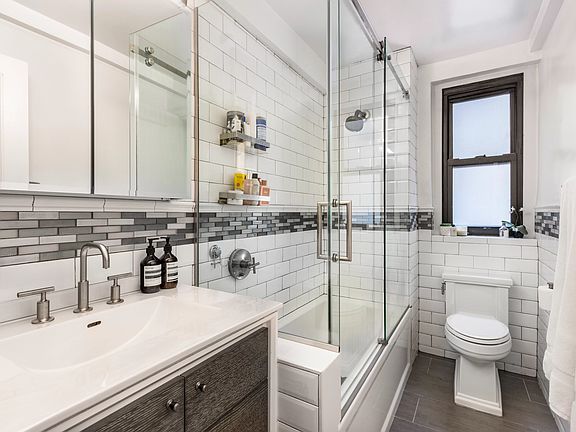 5th image of 205 E 78th St APT 11T
