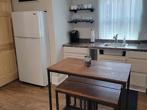 5th image of 207 Echo St
