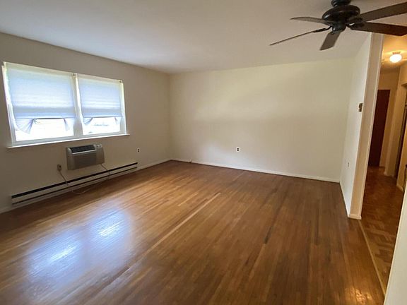3rd image of 128 Rosewood Dr #B