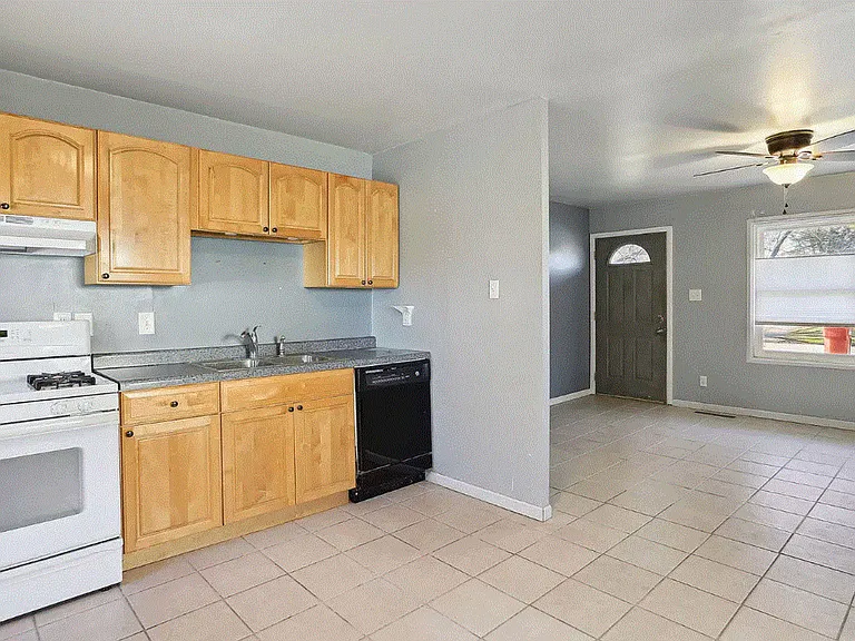 1706 Parkside Ter — Photo 8