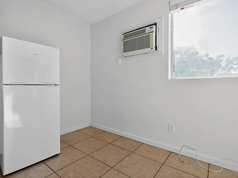 588 E. Mel Avenue - Hermosa Palms — Photo 8