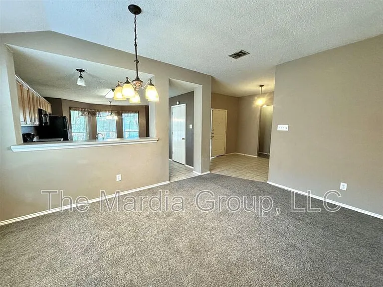 1012 Margaret Dr — Photo 5