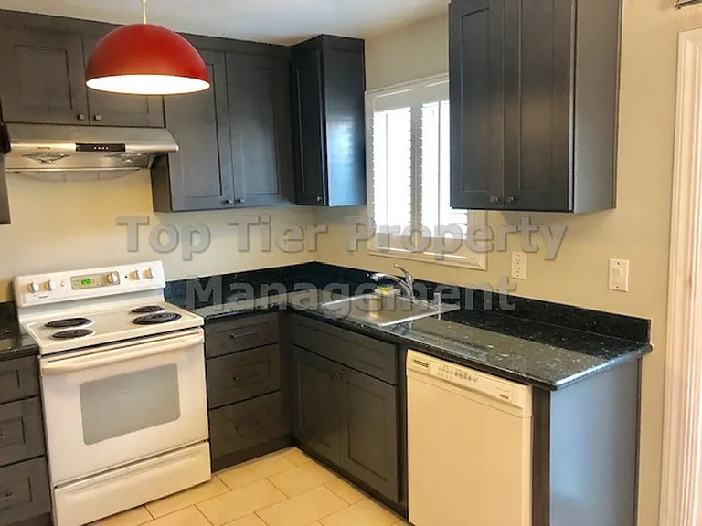 1803 Chinquapin Ct #F — Photo 4