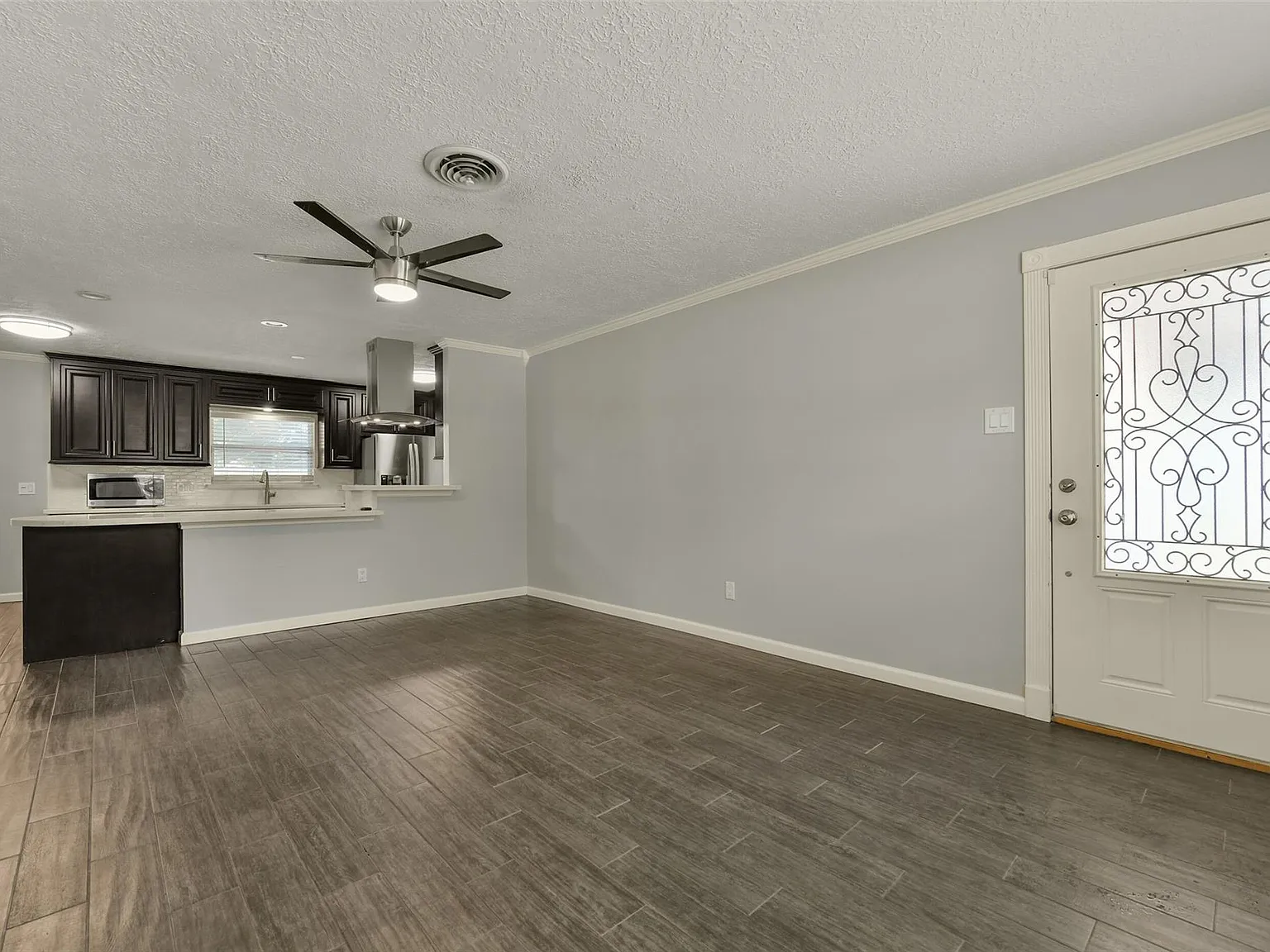 4 bed, 2.0 bath, 1671 sqft, $2,300 — Photo 4