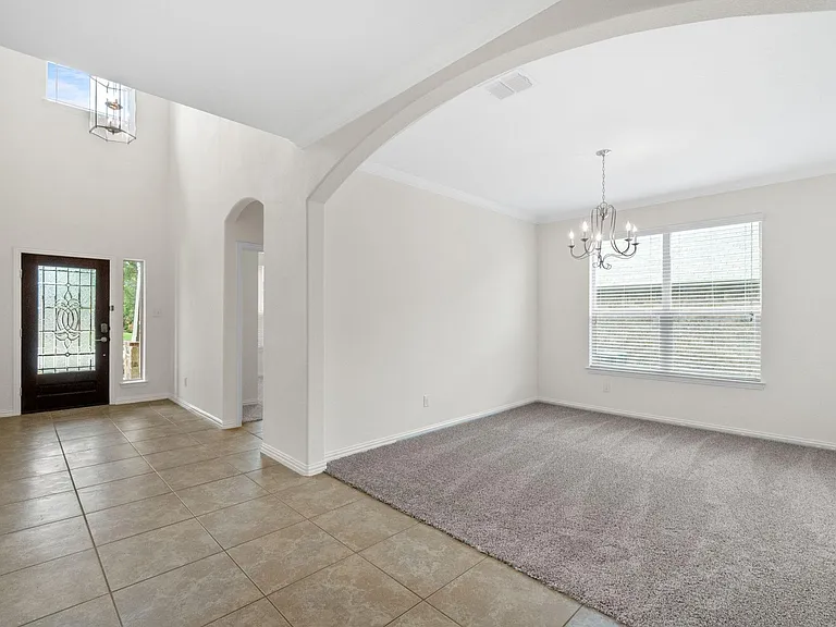1705 Medina Ln — Photo 3