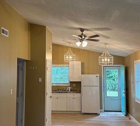4th image of 100 Twin Wood Dr
