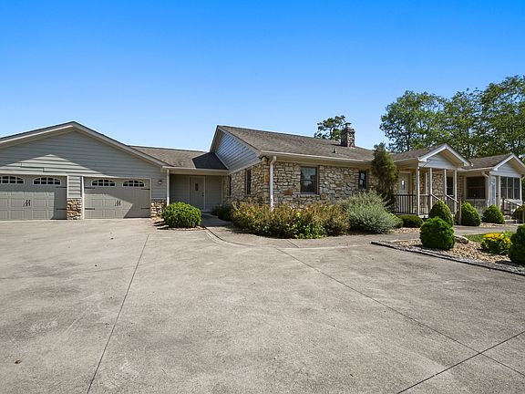 3rd image of 8 SW Santee Dr