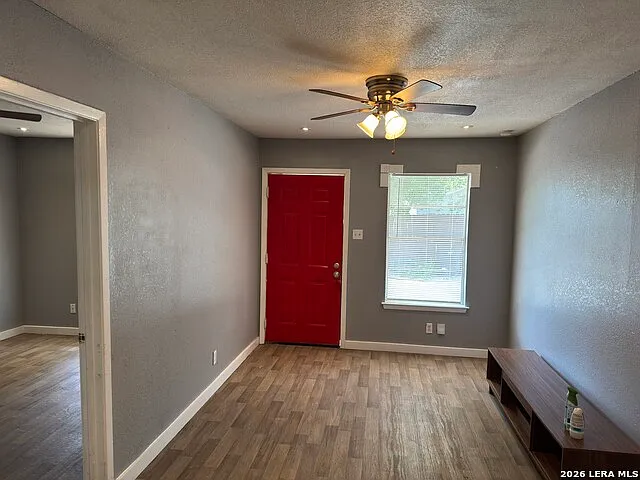 1 bed, 1.0 bath, 4398 sqft, $800 — Photo 2