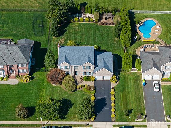 4th image of 20 Mitchell Dr