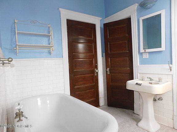 24th image of 2032 Robinwood Ave