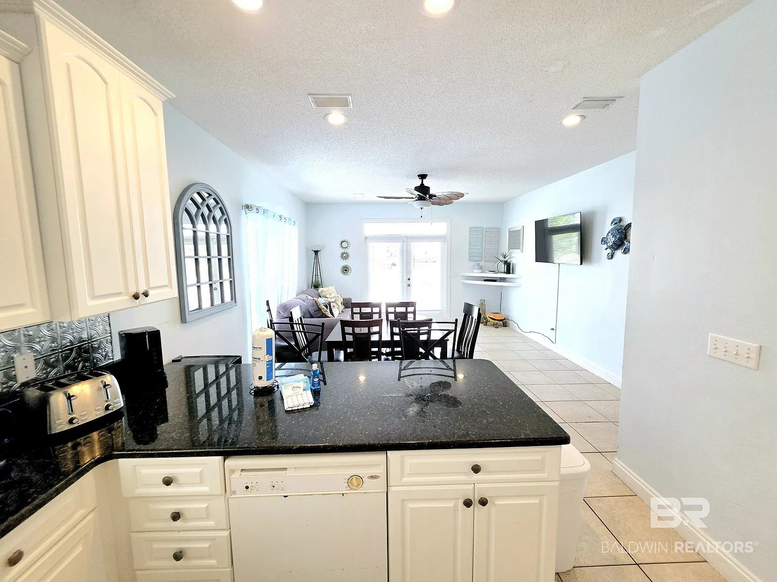 3 bed, 2.5 bath, 1900 sqft, $2,500 — Photo 4