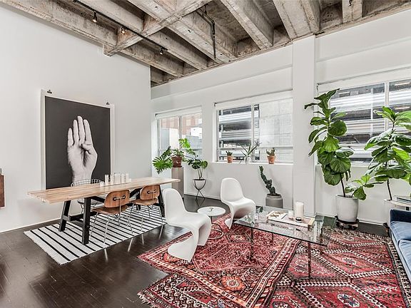 St Germain Lofts is located in Downtown's Central Business District, walkable to dozens of restaurants, bars, Theater District, Market Sq. Park, Discovery Green Park, Minute Main Park, Toyota Center, and ALL Downtown attractions. What a convenient ur