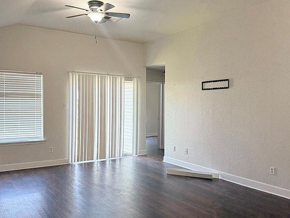 3rd image of 15527 Martineau St