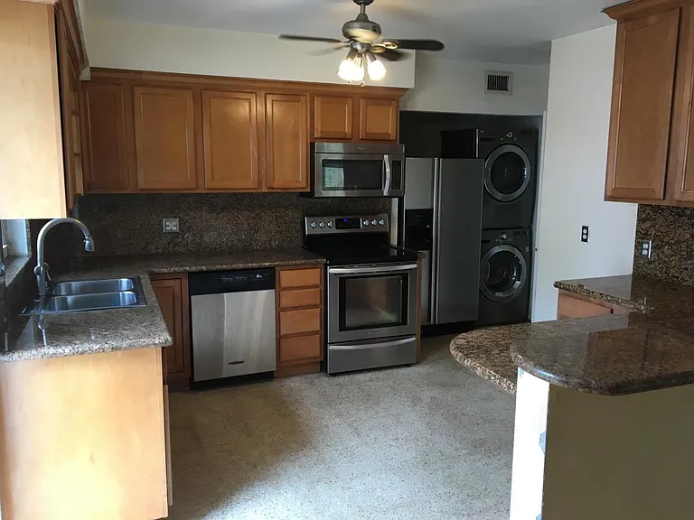 910 W 47th St — Photo 3