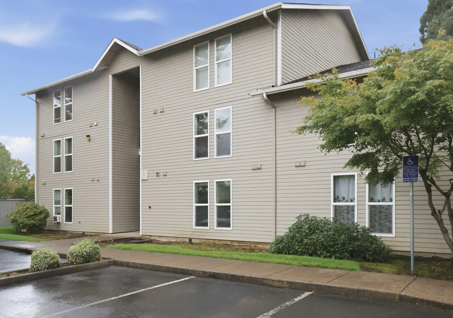 10th Avenue Apartments — Photo 4