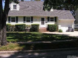 1731 Gildersleeve St, Merrick, NY 11566