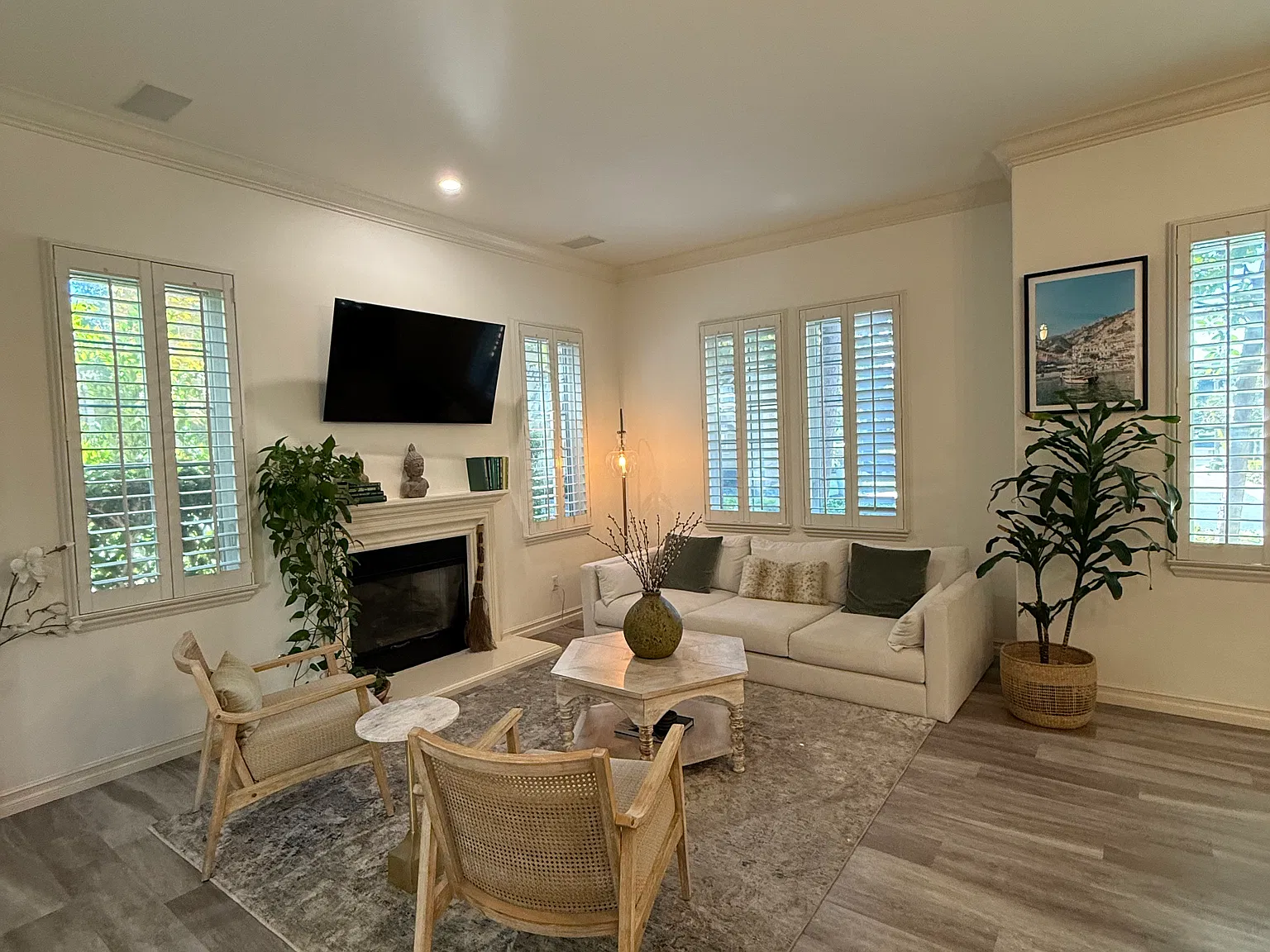3 bed, 2.5 bath, 2204 sqft, $8,000 — Photo 2