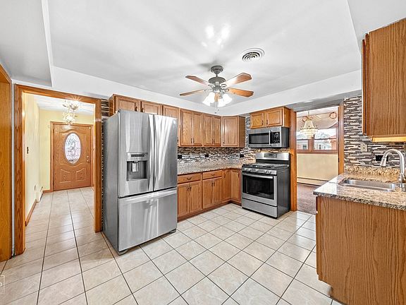 3rd image of 6130 N Kedvale Ave