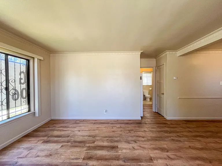 6605 S Van Ness Ave — Photo 11