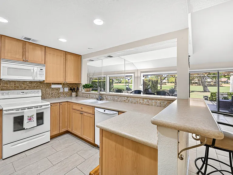 41385 W Woodhaven Dr — Photo 10