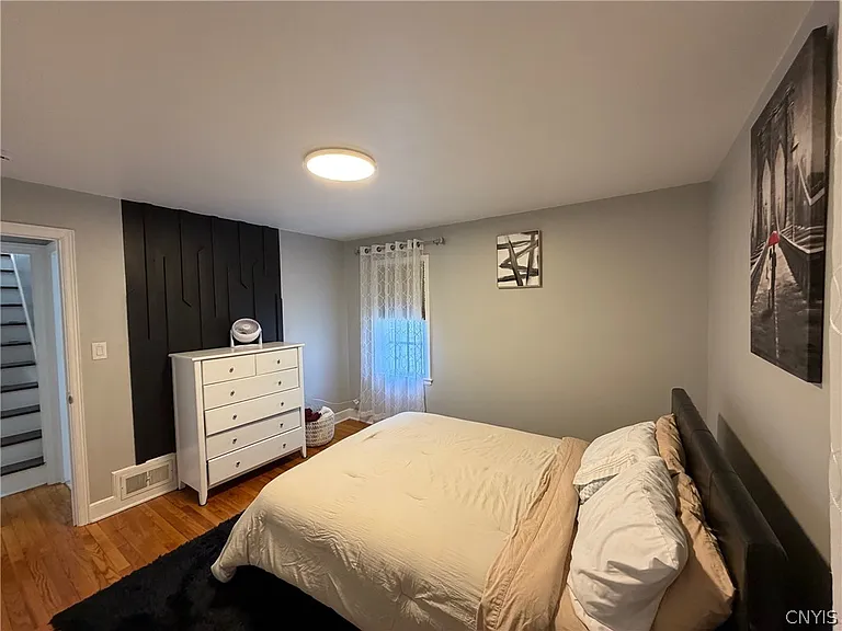 902 James St — Photo 18