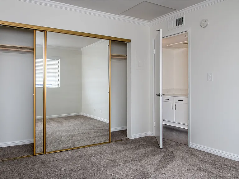 226 E Elmwood Ave — Photo 14