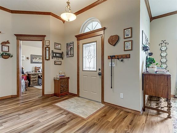 5th image of 812 Parkwoods Dr
