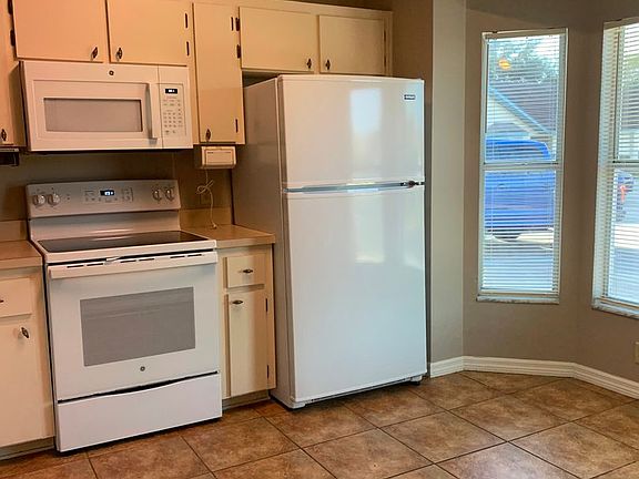 5th image of 3235 Villa Way Cir