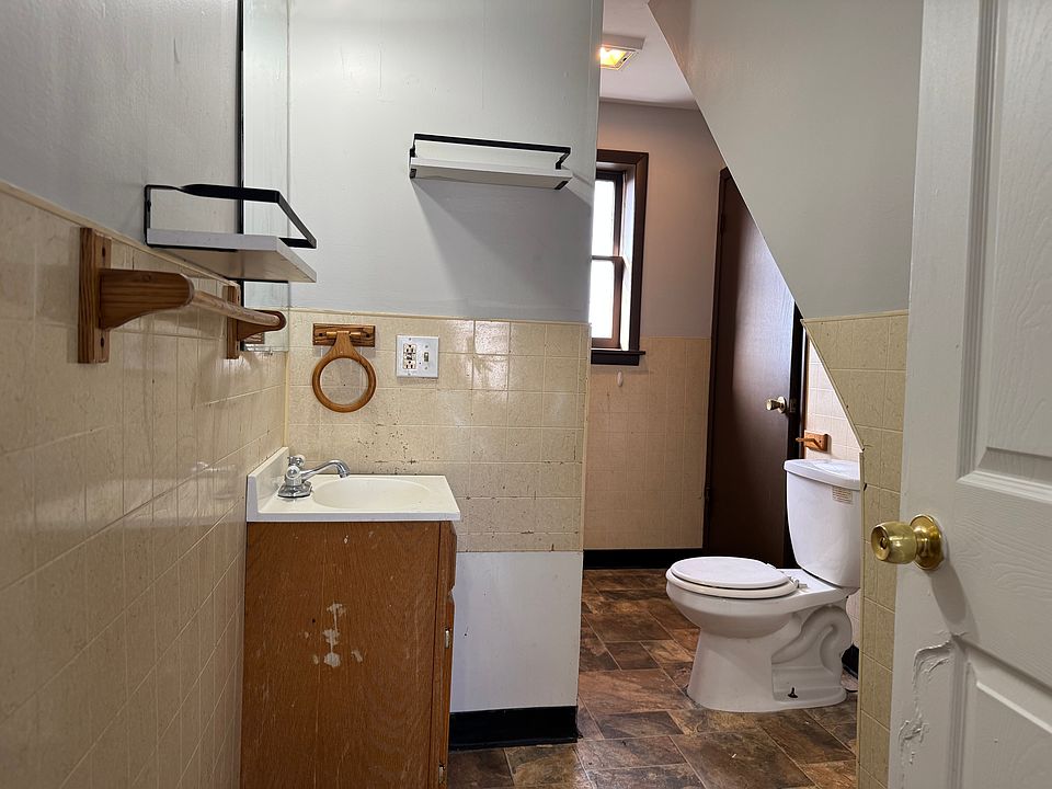 2nd image of 2494 Michigan Ave #2