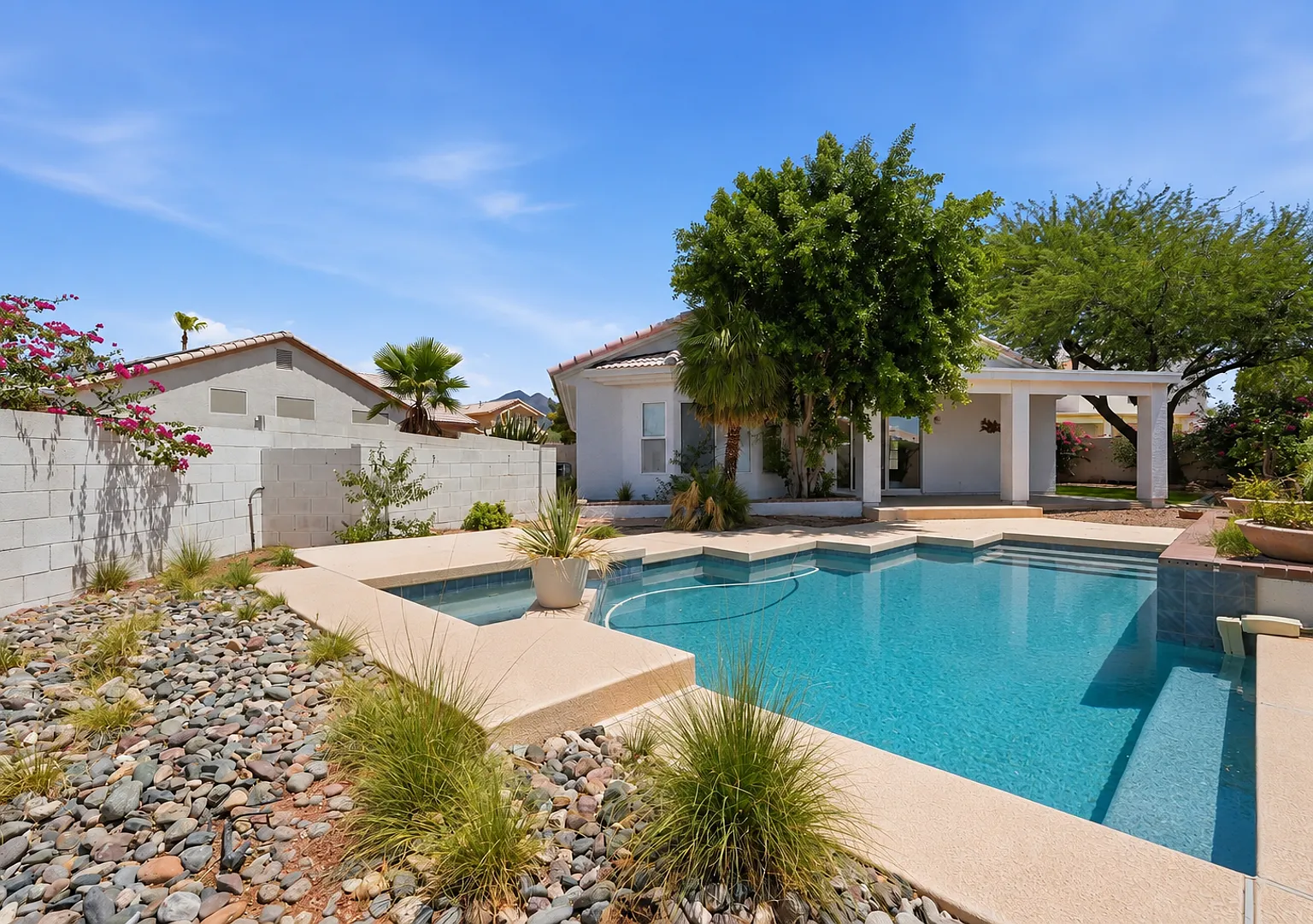 4 Bed 2 Bath House with a pool! — Photo 2