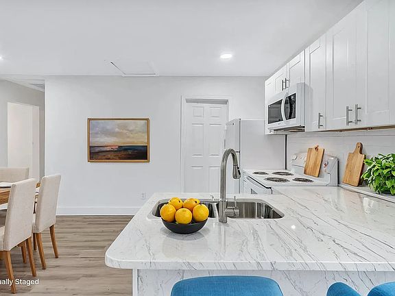 4th image of 2532 Honeysuckle Ave