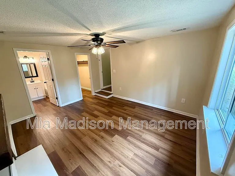 2233 E Derenne Ave — Photo 27