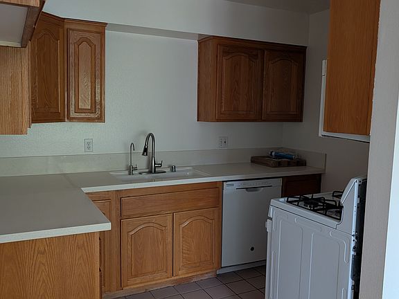 3rd image of 1708 E Glenoaks Blvd