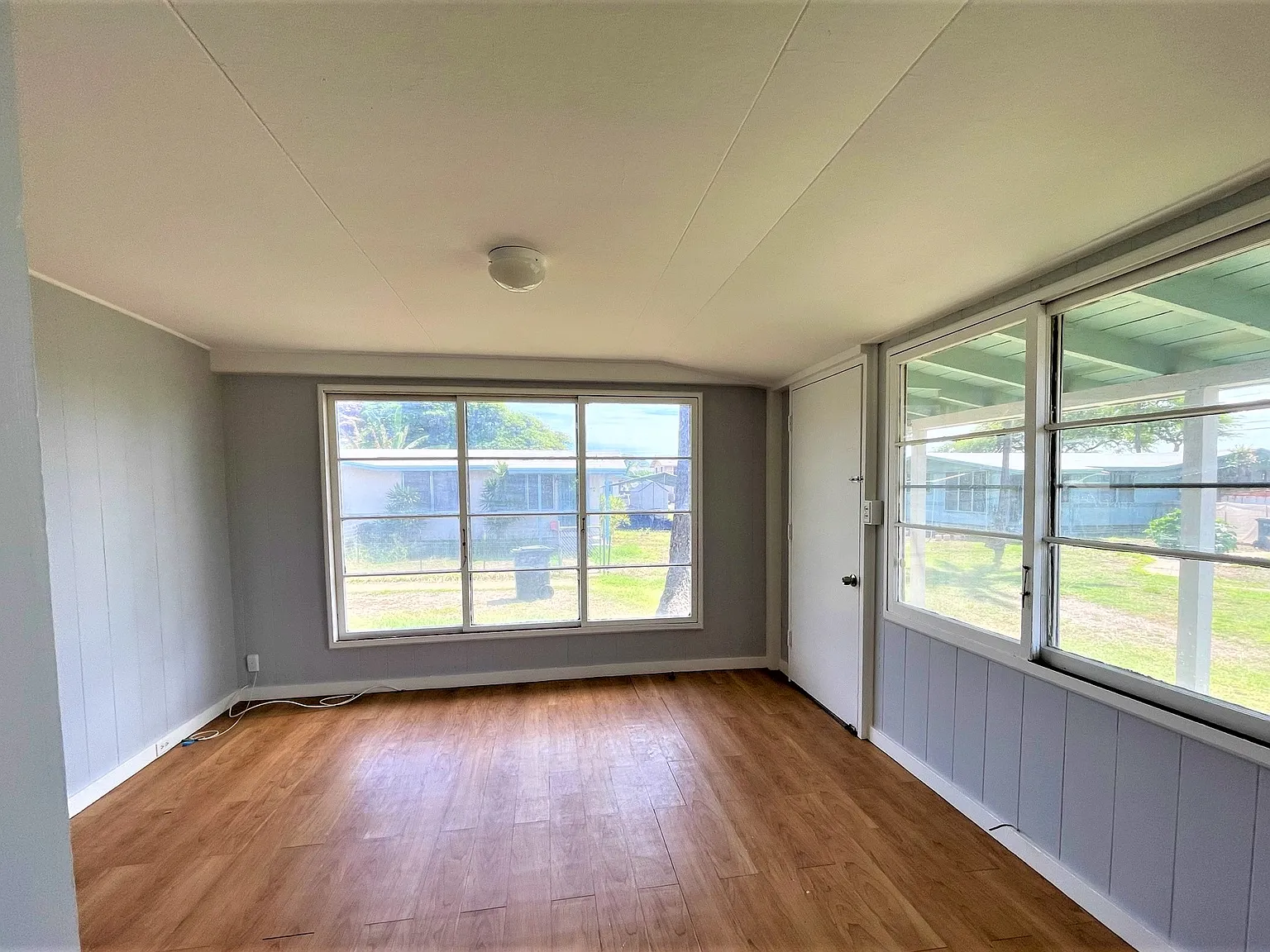 2 Bedrooms / 1 Bath With Ocean View — Photo 2