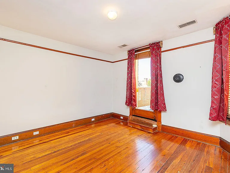 7 N Loudoun St #1/2 — Photo 37