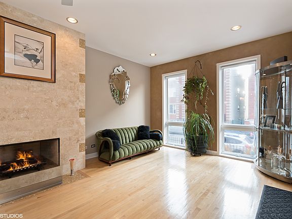 2nd image of 2032 W Superior St APT 1