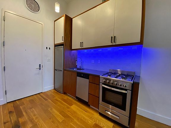 3rd image of 947 Willoughby Ave #204