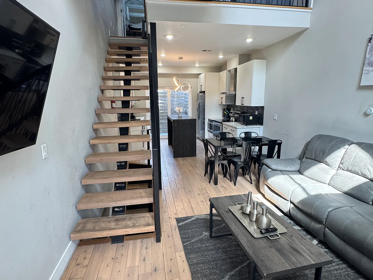 4 bed, 2200 sqft, $3,395 — Photo 4