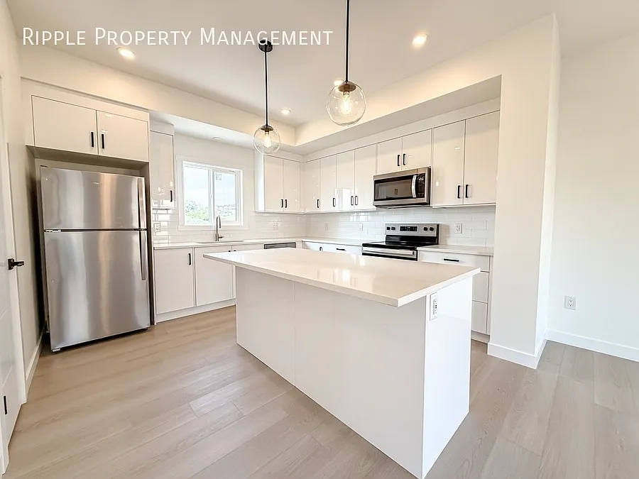 Modern 4 Beds, 3.5 Baths TownHouse | No Pets Allowed — Photo 2