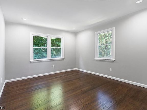 5th image of 49 Hillside Ave