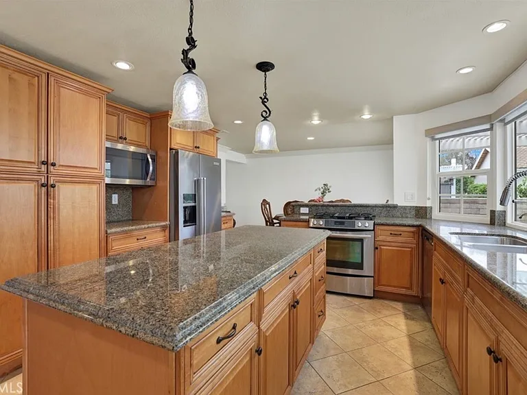 24452 Peacock St — Photo 5
