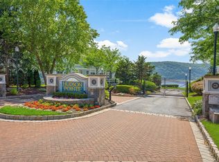 402 Waterview Dr, Poughkeepsie, NY 12601
