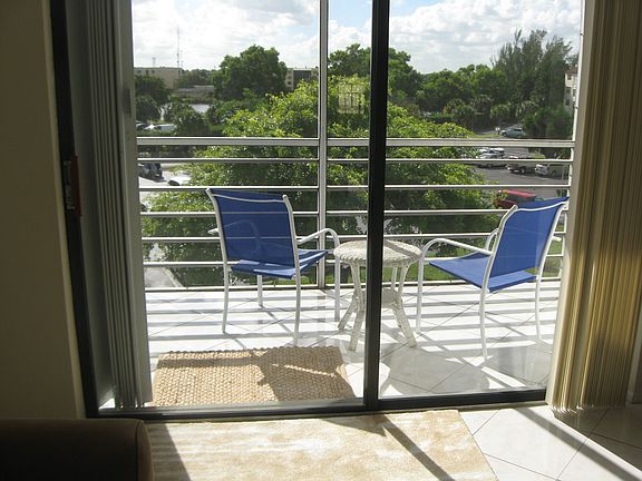 2nd image of 2811 Somerset Dr APT 411