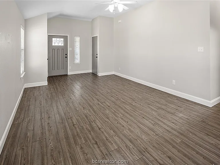 916 Crested Point Dr — Photo 5