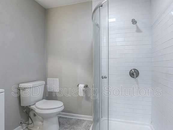 5th image of 303 SE 19th St