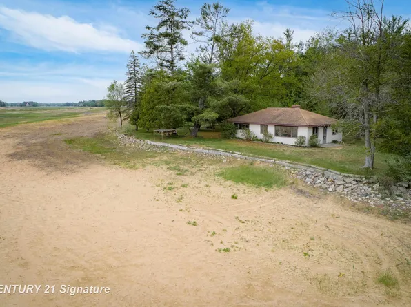 5242 Ostlund Dr, Hope, MI 48628