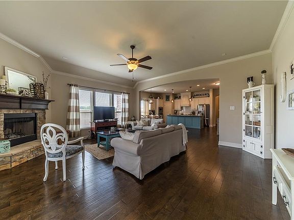 3rd image of 125 Crystal Creek Dr