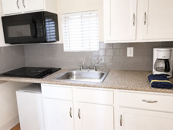 3rd image of 712 E Pierce St APT 4